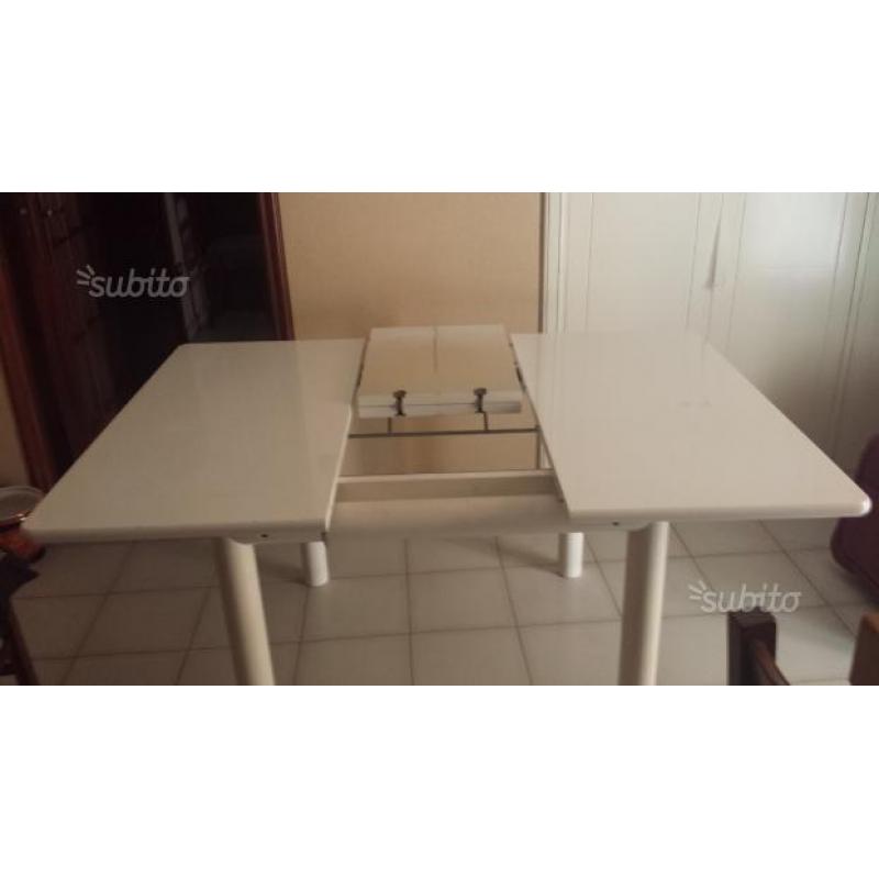 Tavolo in legno laccato bianco